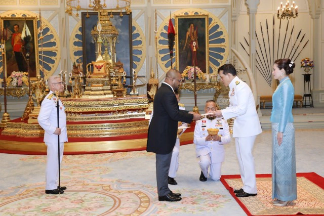 ในหลวง-พระราชินี โปรดเกล้าฯ ให้คณะทูตถวายอักษรสาส์นตราตั้ง