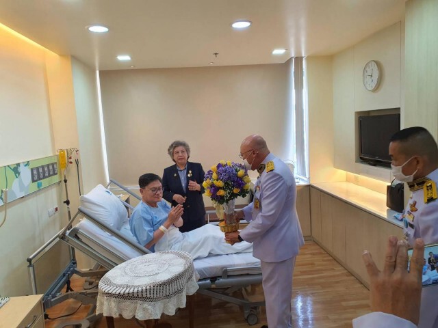 จะจงรักภักดีตราบชีวีจะหาไม่! ในหลวง-ราชินี พระราชทานแจกันดอกไม้-อาหารผู้ป่วยแก่ เอนก เหล่าธรรมทัศน์