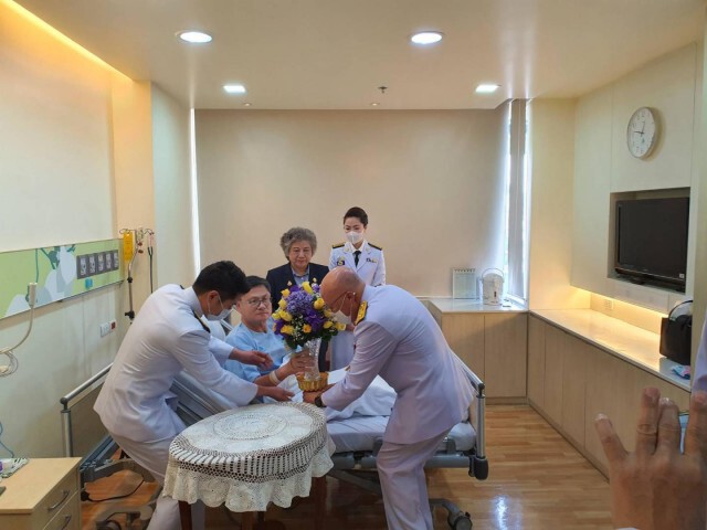 จะจงรักภักดีตราบชีวีจะหาไม่! ในหลวง-ราชินี พระราชทานแจกันดอกไม้-อาหารผู้ป่วยแก่ เอนก เหล่าธรรมทัศน์