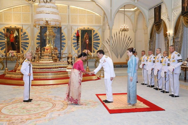 ในหลวง-พระราชินี โปรดเกล้าฯ ให้คณะทูตถวายอักษรสาส์นตราตั้ง