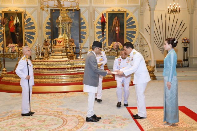 ในหลวง-พระราชินี โปรดเกล้าฯ ให้คณะทูตถวายอักษรสาส์นตราตั้ง