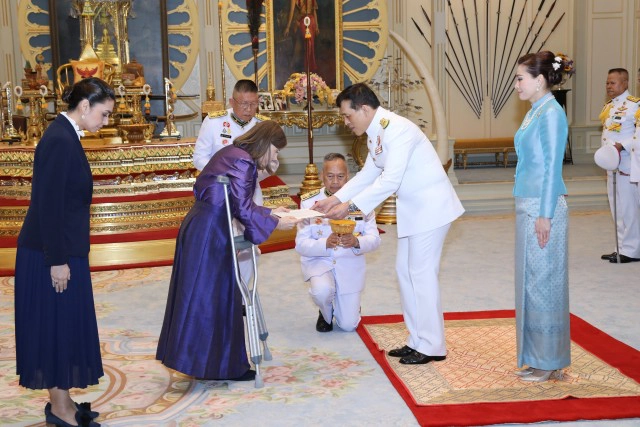 ในหลวง-พระราชินี โปรดเกล้าฯ ให้คณะทูตถวายอักษรสาส์นตราตั้ง
