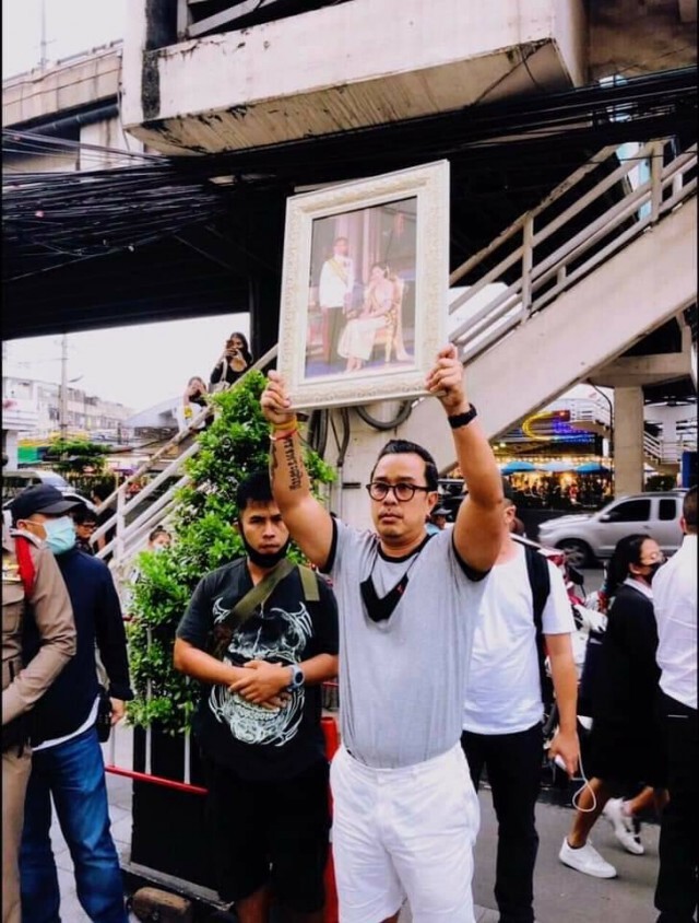 หนุ่มชูพระบรมฉายาลักษณ์กลางม็อบ โพสต์สุดปลื้ม! พระองค์ท่านมองเห็นประชาชนของพระองค์เสมอ