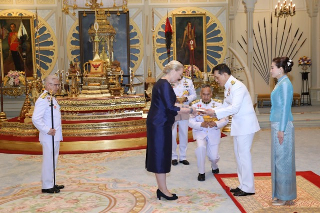 ในหลวง-พระราชินี โปรดเกล้าฯ ให้คณะทูตถวายอักษรสาส์นตราตั้ง