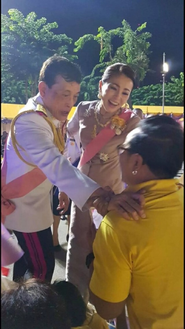 หนุ่มชูพระบรมฉายาลักษณ์กลางม็อบ โพสต์สุดปลื้ม! พระองค์ท่านมองเห็นประชาชนของพระองค์เสมอ