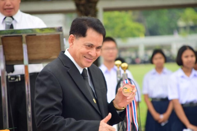 ผู้อำนวยการโรงเรียนเบญจมราชูทิศฯ ปัดไล่ออกนักเรียนชู 3 นิ้ว