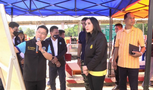 รมช.เกษตรฯลงพื้นที่ตรวจสถานการณ์น้ำ เตรียมสร้างคันกั้นดินตามคลองน้ำไหล ให้สูงขึ้น
