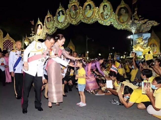 บุญของหนูน้อย "ในหลวง-พระราชินี"ทรงเมตตาอุ้มขณะรอรับเสด็จฯ