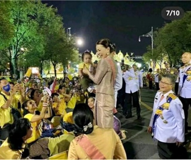 บุญของหนูน้อย "ในหลวง-พระราชินี"ทรงเมตตาอุ้มขณะรอรับเสด็จฯ