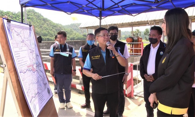 รมช.เกษตรฯลงพื้นที่ตรวจสถานการณ์น้ำ เตรียมสร้างคันกั้นดินตามคลองน้ำไหล ให้สูงขึ้น