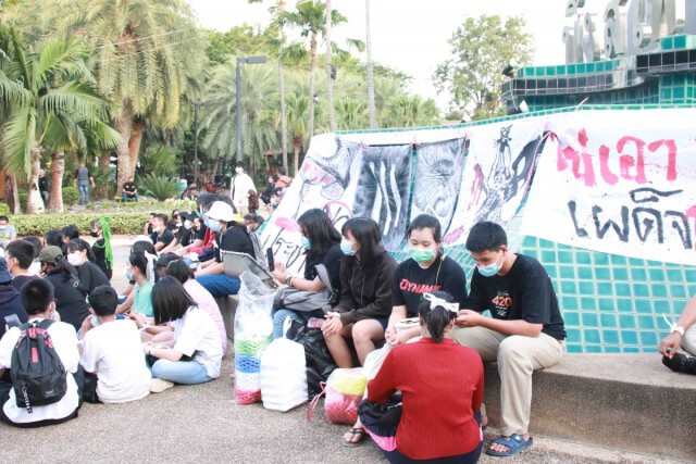 หนุ่มพิจิตร ชูู"แบงค์ 100"กลางม็อบปลดแอก