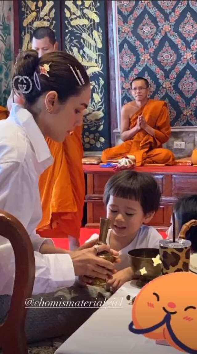 "ชมพู่ อารยา" พร้อมลูกแฝด"สายฟ้า-พายุ" เข้าวัดทำบุญเสริมสิริมงคล