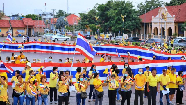 ชาวปทุมฯ รวมพลังเดินขบวนถือธงชาติผืนใหญ่ ประกาศปกป้องสถาบัน
