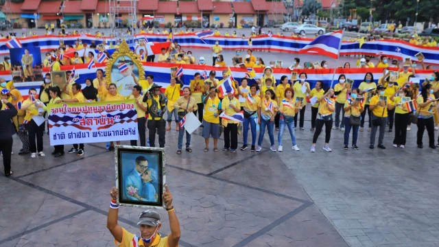 ชาวปทุมฯ รวมพลังเดินขบวนถือธงชาติผืนใหญ่ ประกาศปกป้องสถาบัน