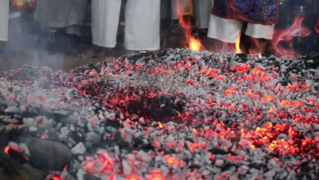 ศาลเจ้าลุยไฟคนร่วมกว่า 300 คน