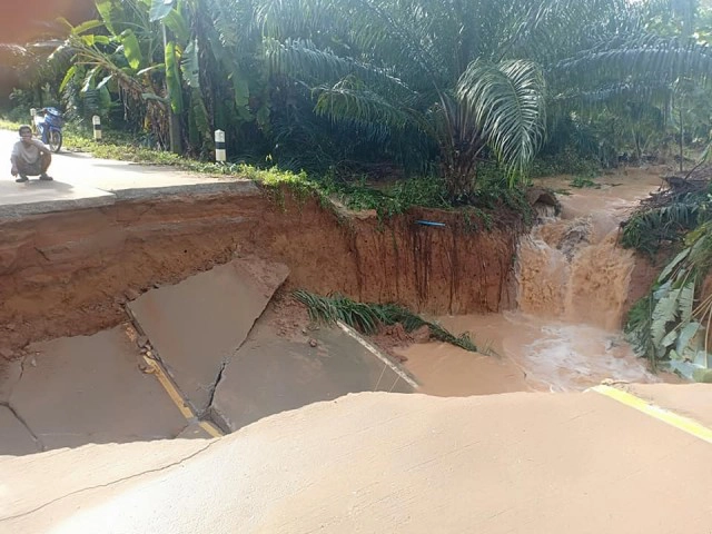 ฝนตกหนักน้ำท่วมหลายพื้นที่ เรือสินค้าล่มเจอคลื่นซัด