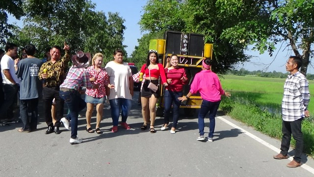 ฮือฮา! งานแต่งลูกสาวอาจารย์สักยันต์ชื่อดังของจังหวัดอ่างทอง