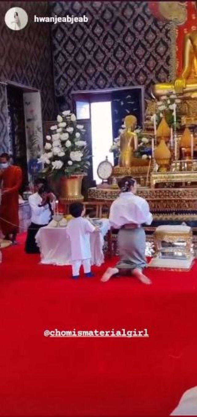 "ชมพู่ อารยา" พร้อมลูกแฝด"สายฟ้า-พายุ" เข้าวัดทำบุญเสริมสิริมงคล