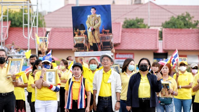 ชาวปทุมฯ รวมพลังเดินขบวนถือธงชาติผืนใหญ่ ประกาศปกป้องสถาบัน