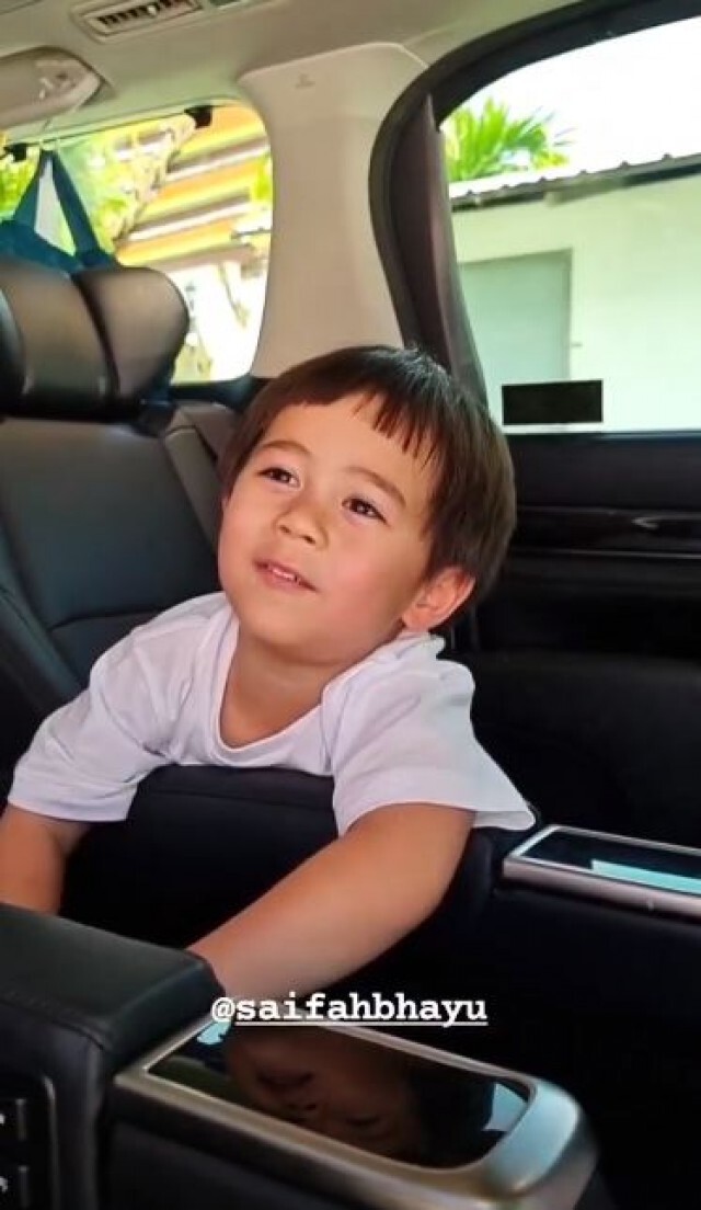 "ชมพู่ อารยา" พร้อมลูกแฝด"สายฟ้า-พายุ" เข้าวัดทำบุญเสริมสิริมงคล