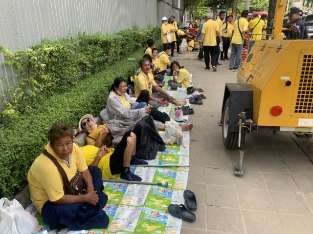 ภาคีปกป้องสถาบัน ปักหลักหน้ารัฐสภา