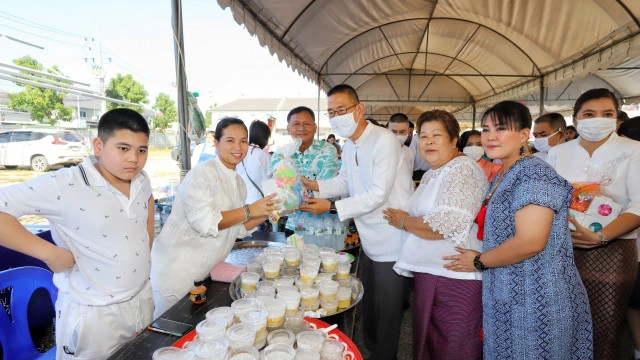พ่อเมืองปทุมฯ นำสอนการกราบพระแบบเบญจางคประดิษฐ์ ชาวบ้านแห่เซลฟี่ผู้ว่าติดดิน
