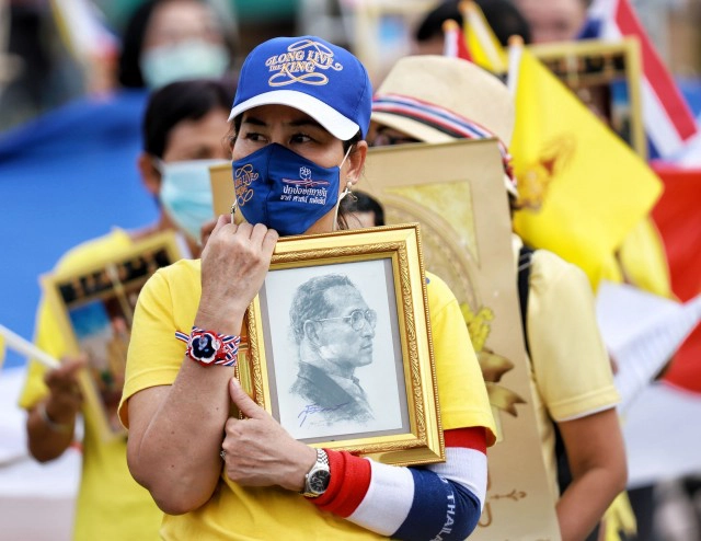 ชาวปทุมฯ รวมพลังเดินขบวนถือธงชาติผืนใหญ่ ประกาศปกป้องสถาบัน