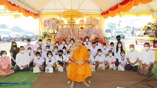 พ่อเมืองปทุมฯ นำสอนการกราบพระแบบเบญจางคประดิษฐ์ ชาวบ้านแห่เซลฟี่ผู้ว่าติดดิน