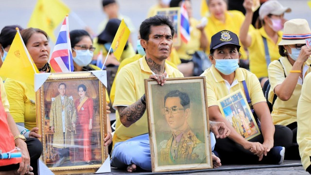 ชาวปทุมฯ รวมพลังเดินขบวนถือธงชาติผืนใหญ่ ประกาศปกป้องสถาบัน