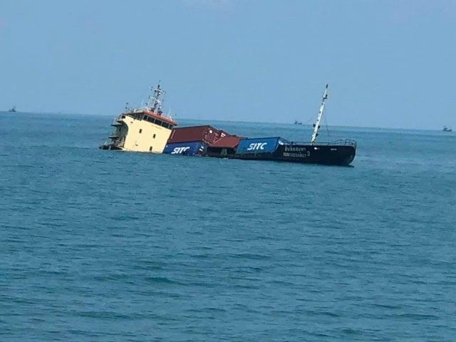 ฝนตกหนักน้ำท่วมหลายพื้นที่ เรือสินค้าล่มเจอคลื่นซัด