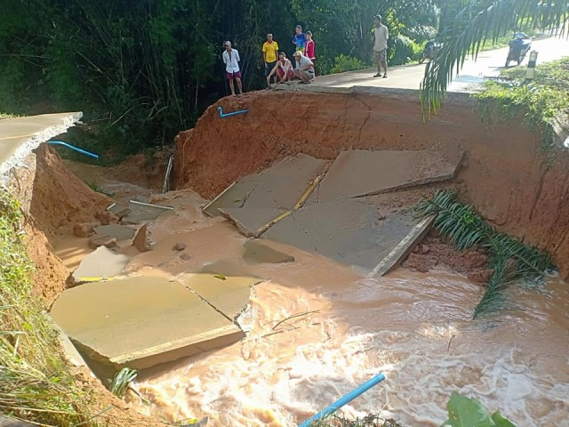 ฝนตกหนักน้ำท่วมหลายพื้นที่ เรือสินค้าล่มเจอคลื่นซัด
