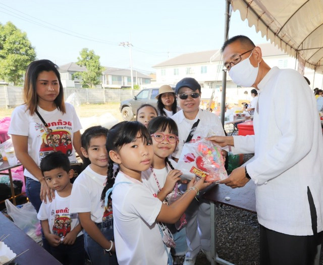 พ่อเมืองปทุมฯ นำสอนการกราบพระแบบเบญจางคประดิษฐ์ ชาวบ้านแห่เซลฟี่ผู้ว่าติดดิน