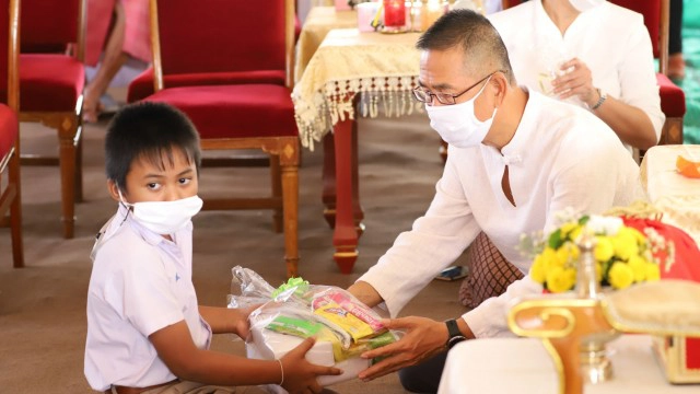 พ่อเมืองปทุมฯ นำสอนการกราบพระแบบเบญจางคประดิษฐ์ ชาวบ้านแห่เซลฟี่ผู้ว่าติดดิน