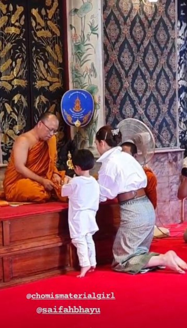 "ชมพู่ อารยา" พร้อมลูกแฝด"สายฟ้า-พายุ" เข้าวัดทำบุญเสริมสิริมงคล