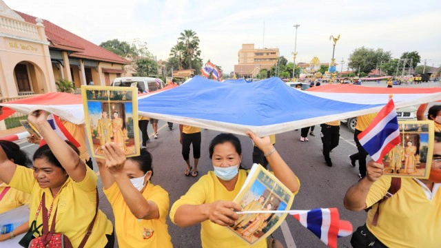 ชาวปทุมฯ รวมพลังเดินขบวนถือธงชาติผืนใหญ่ ประกาศปกป้องสถาบัน