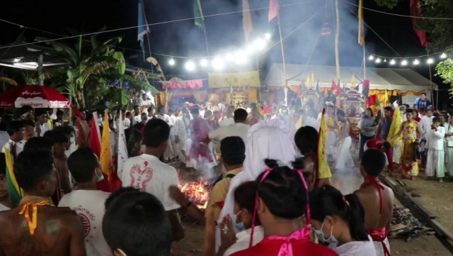 ศาลเจ้าลุยไฟคนร่วมกว่า 300 คน