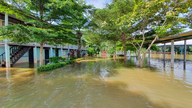 จักราชเจอมวลน้ำทะลักท่วมโรงเรียนสั่งปิดแล้ว