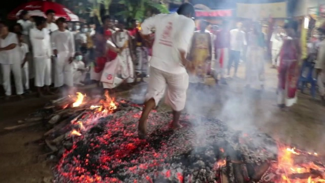 ศาลเจ้าลุยไฟคนร่วมกว่า 300 คน