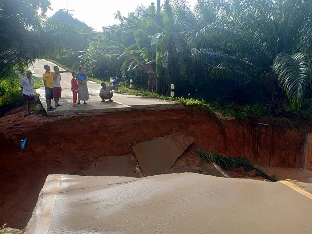 ฝนตกหนักน้ำท่วมหลายพื้นที่ เรือสินค้าล่มเจอคลื่นซัด