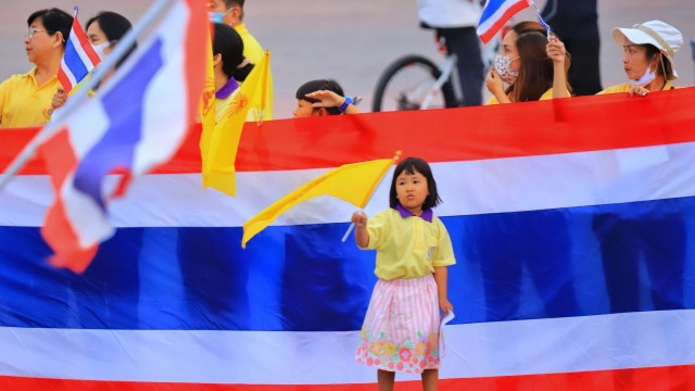 ชาวปทุมฯ รวมพลังเดินขบวนถือธงชาติผืนใหญ่ ประกาศปกป้องสถาบัน