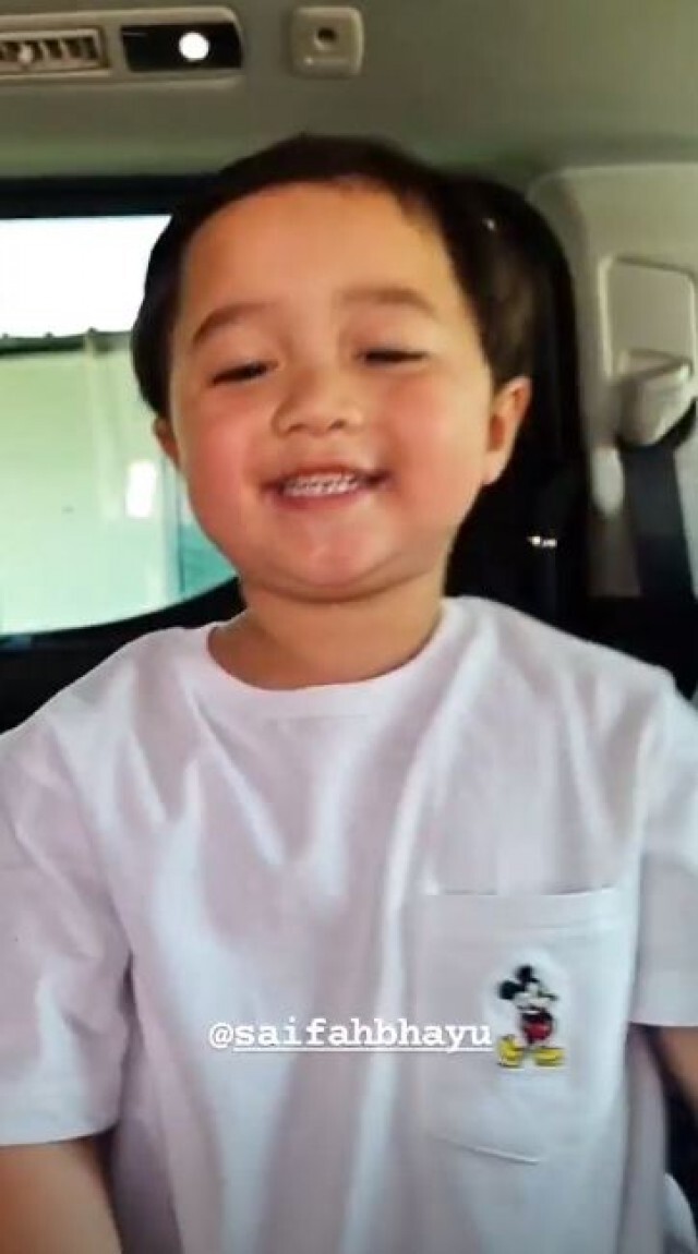 "ชมพู่ อารยา" พร้อมลูกแฝด"สายฟ้า-พายุ" เข้าวัดทำบุญเสริมสิริมงคล