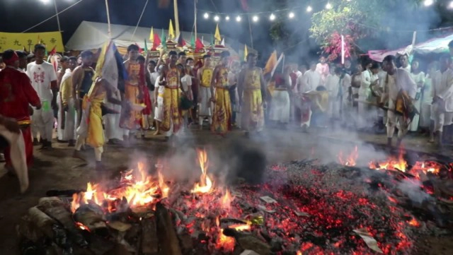 ศาลเจ้าลุยไฟคนร่วมกว่า 300 คน