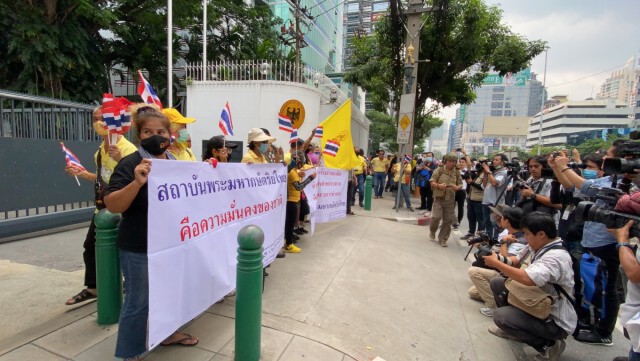 "นิติธร" มาแล้ว!! ถึงหน้าสถานทูตเยอรมนี พร้อมรถขยายเสียง