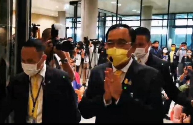"บิ๊กตู่" ถึงสภาแล้ว บอกให้ "รอฟัง"