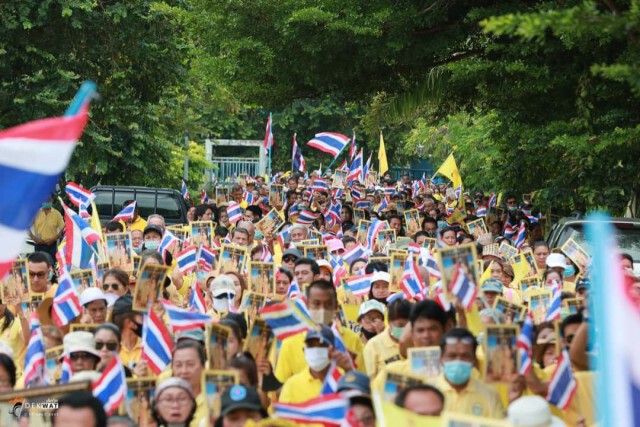 ชาวบ้านเกาะพะงันนับพันเดินแสดงพลังปกป้องสถาบัน ครอบครัวชาวต่างชาติร่วมด้วย