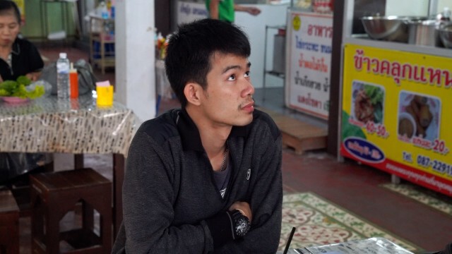 ชาวขอนแก่นเกาะติดจอดูประชุมสภาฯ