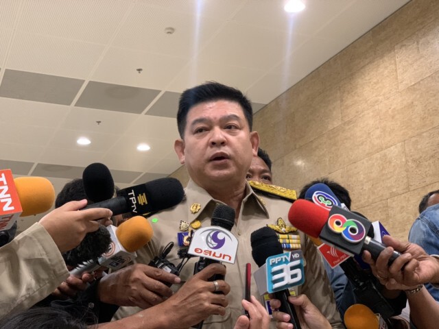 "สิระ" ลากกระเป๋า เตรียมค้างคืนสภาฯ ขอเป็นองครักษ์พิทักษ์สถาบัน