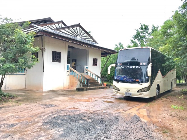 'ในหลวง'พระราชทานรถบัส รับส่งนักเรียน ร.ร.แนวชายแดน