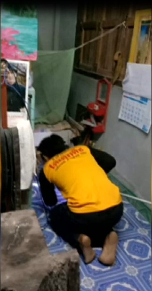 สะดุ้ง..งูเห่าโผล่ใต้เตียงนอนกลางดึก