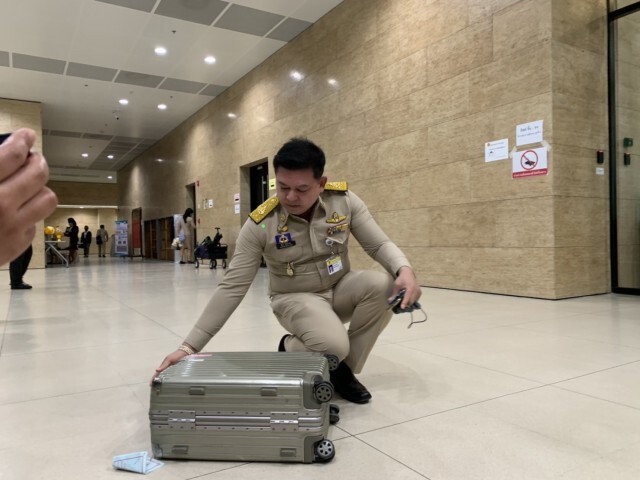 "สิระ" ลากกระเป๋า เตรียมค้างคืนสภาฯ ขอเป็นองครักษ์พิทักษ์สถาบัน